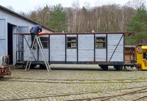 Am für den Einsatz im Zweiten Weltkrieg gebauten Lazarett-Wagen, ex Werners Gartenbahn in Löbau, werden in der Herrenleite stark korrodierte Stahlprofile im Dachbereich aufgetrennt, um sie zu erneuern.