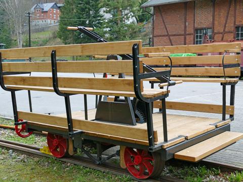 Die aufgearbeitete Rittersgrüner Handhebeldraisine am 24. März 2023 im Sächsischen Schmalspurbahn-Museum mit ausgeklappten Sitzbänken.