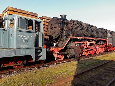 Die Dampflok 44 351 der VSE-Regionalgruppe Wülknitz besitzt wieder einen schwarz lackierten Oberflächenvorwärmer und Schornstein. Diesen Bereich hatten die Eisenbahnfreunde in den vergangenen Monaten aufwändig entrostet und anschließend rot grundiert.