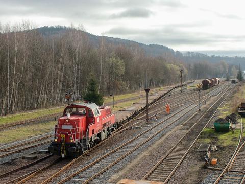 Am 21. März 2023 führte die DB-Diesellok 261 013 diese DB-Güterwagen zur Abstellung auf das Gelände vom Eisenbahnmuseum Schwarzenberg zu. Rechts von der Lok liegt das im vorigen Jahr erneuerte Gleis.