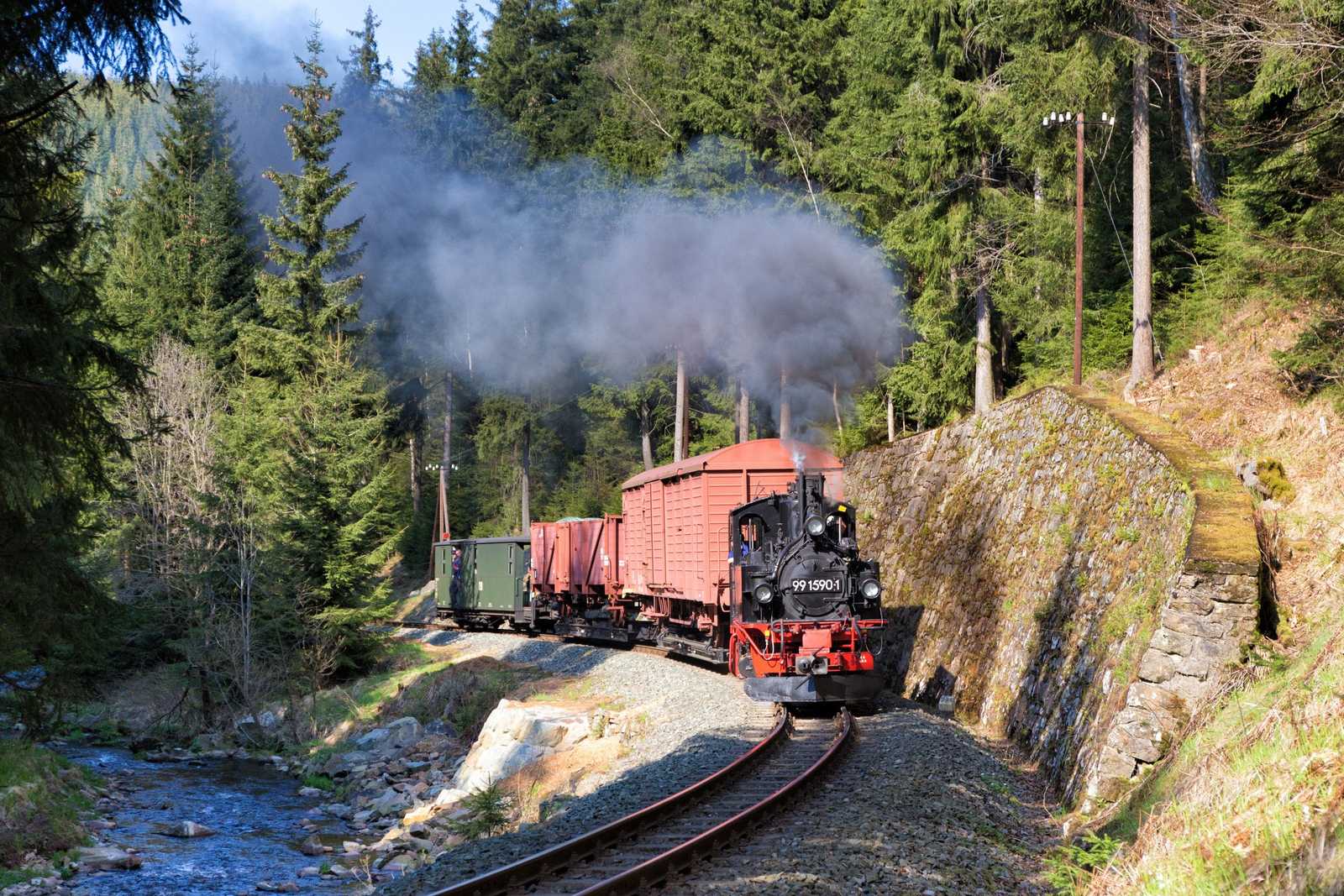 Bei der Foto-Güterzugveranstaltung der Preßnitztalbahn am 6. Mai nahm Armin-Peter Heinze diesen Zug mit 99 1590-1 an der großen Stützmauer ins Visier.