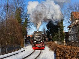 Seit dem 3. Dezember gilt bei den Harzer Schmalspurbahnen der Winterfahrplan. Am 9. Januar war die 60-jährige Neubaulok 99 7243-1 vor der Westerntorkreuzung in Wernigerode auf dem Weg zum Brocken.