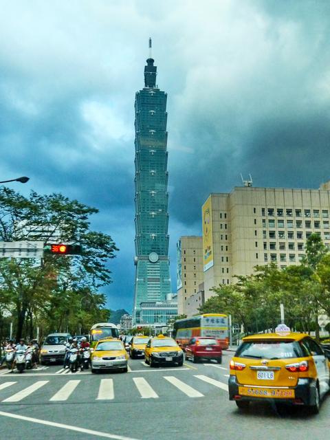 Kein Besucher von Taipei kommt am „101“ (gesprochen englisch: One-Ohh-One) vorbei. Es ist mit 508 m Höhe nicht nur das größte Bauwerk Taiwans, sondern noch immer in der Liste der höchsten Bürogebäude der Welt vertreten. Von der Aussichtsetage in 382 m Höhe hat man bei entsprechendem Wetter einen guten Ausblick über Taipei und New Taipei City mit den umliegenden Gebirgszügen. Foto vom Juli 2013, dem ersten Besuch des Autors in dem Land.