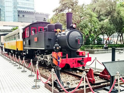 Vor dem imposanten Hauptbahnhof von Taipei, dessen eigentlicher Eisenbahnbetrieb aber komplett in vier unterirdischen Etagen abläuft, steht die frühere 762-mm-TRA-Schmalspurlok LDK 58 als Denkmal.