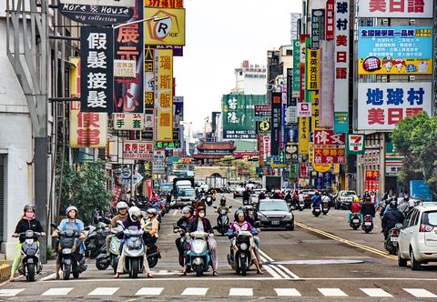 Der Individualverkehr wird in Taiwan von Motorrollern und Pkw dominiert, wie hier in der Straßenansicht von Hsinchu. Buslinien stellen in den Städten die öffentliche Verkehrsinfrastruktur.