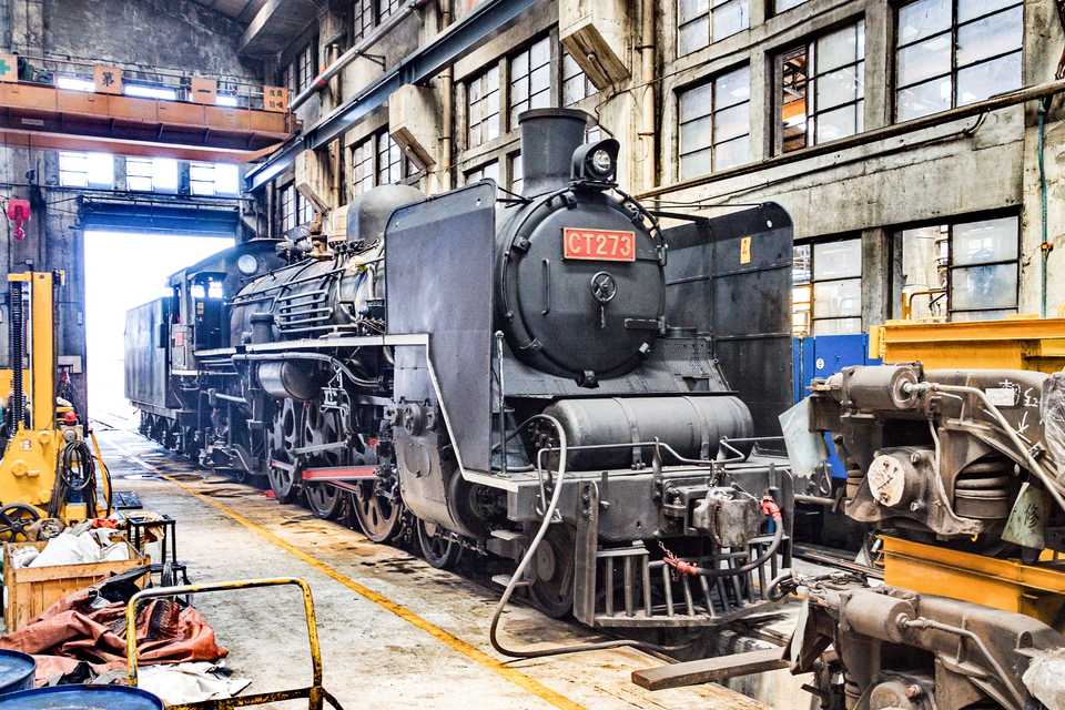 Im Depot in Hualien war CT 273 abgestellt, diese 1067-mm-Lok, die entfernt der deutschen Baureihe 03 ähnelt, setzt die TRA gelegentlich noch vor Sonderzügen ein.