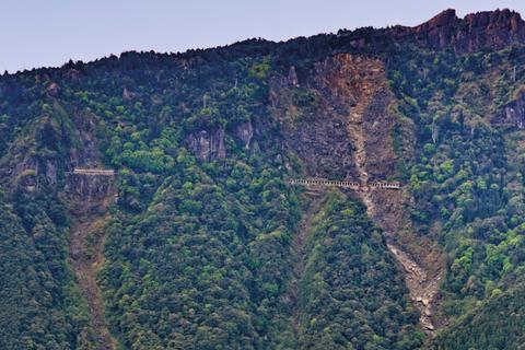 Von Alishan aus ist ein beschädigter Streckenteil der Mienyueh-Strecke am gegenüberliegenden Berghang gut erkennbar.