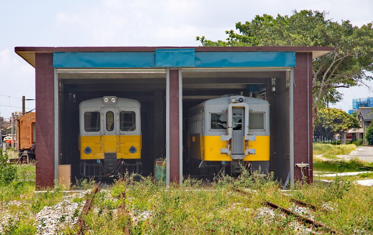 Im Depot der 762-mm-Touristenbahn in Hualien stehen die Triebwagen LDR2307 und LDR2204. Rechts verläuft das von hier noch etwa 600 Meter lange Streckengleis bis zum Bahnhofsgebäude.