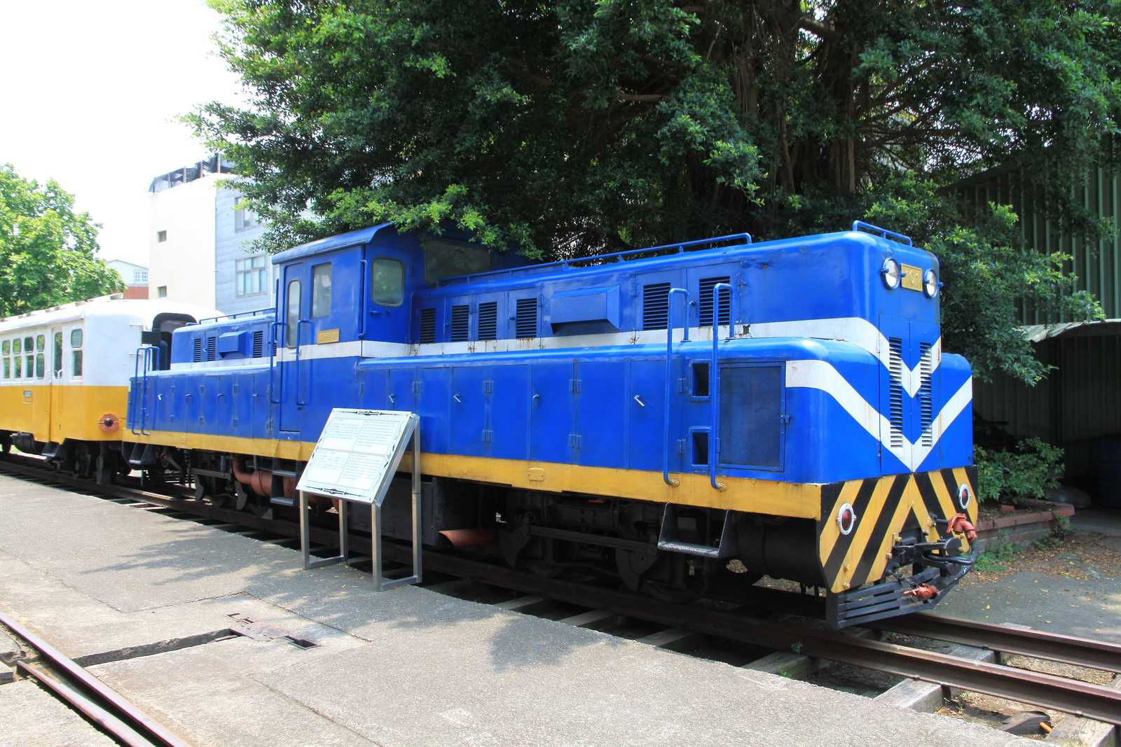 Die dieselhydraulische Lokomotive LDH101 und der ebenfalls 1970 gebaute Triebwagen-Beiwagen LTPB1813 sind heute im Freilichtmuseum Miaoli ausgestellt.