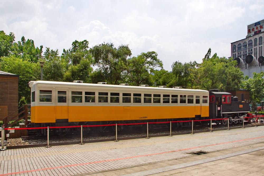 Der 1957 gebaute Dieseltriebwagen LDR2201 steht heute mit der 1923 in Dienst gestellten Dampflok LDK58 der TRA (siehe Foto im OK 150 Seite 22) vor dem Hauptbahnhof in Taipei als Denkmal.