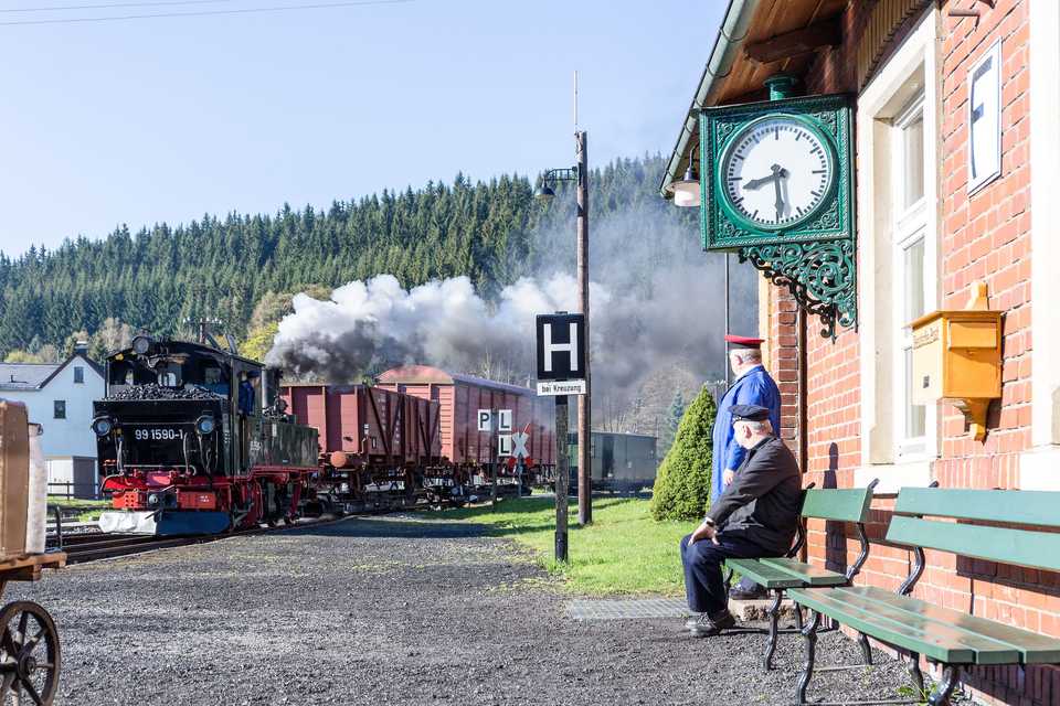 Der N 11561 wurde am Morgen des 6. Mai 2016 schon in Schmalzgrube erwartet. Dieser erste Zug unter dem Motto „Dampfzugbetrieb wie Anfang der 1980er Jahre“ ließ bei strahlend blauem Himmel auf einen ergiebigen Fototag hoffen.