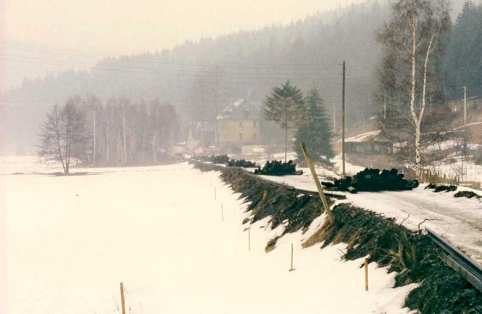 Schneebedeckt zeigt sich die Landschaft am 10. März 1996, als die Schwellen vom Forellenhof bis nach Schmalzgrube gestapelt waren.