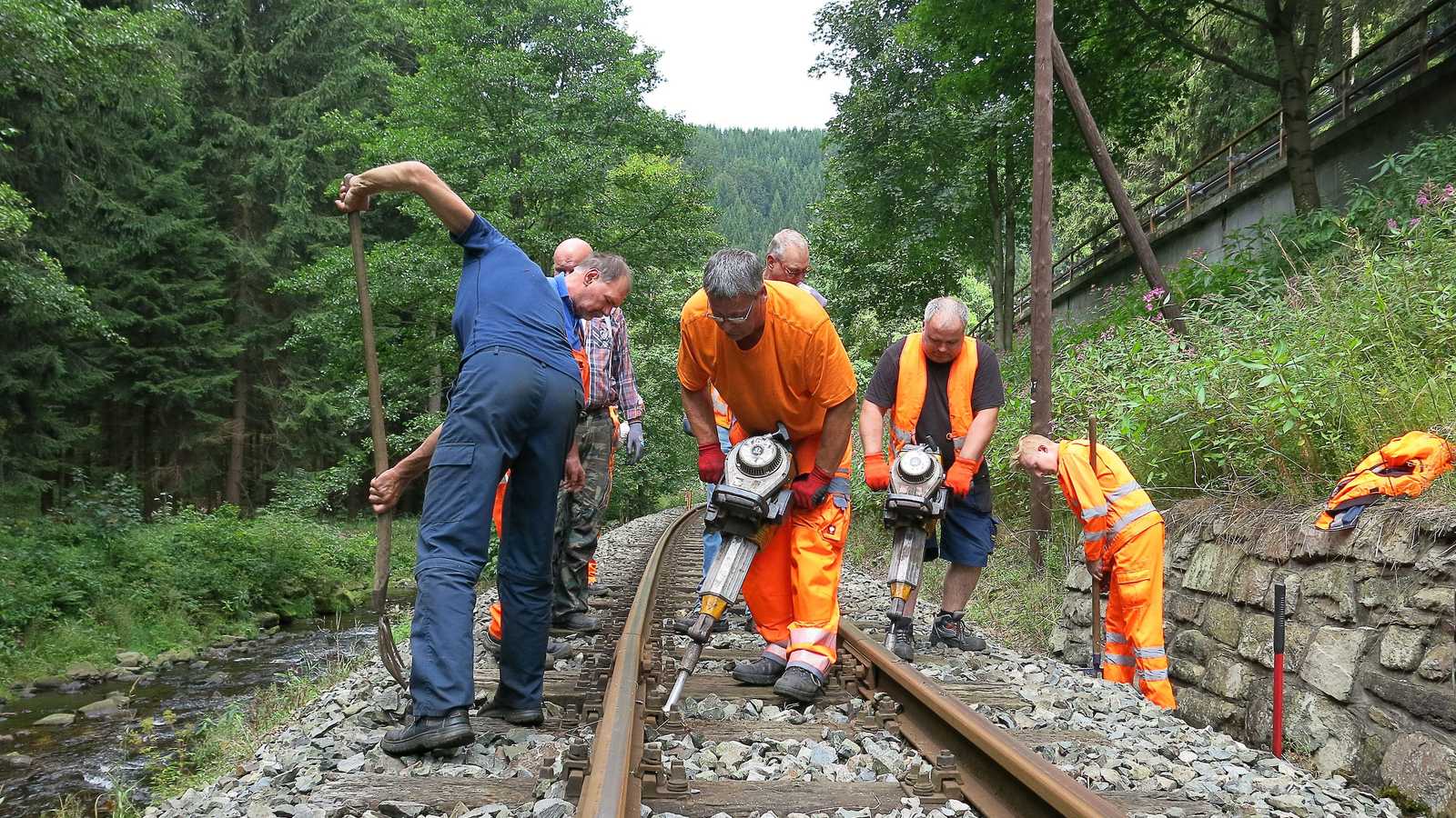 Schienenstoßbearbeitung beim Arbeitseinsatz am 13. August.