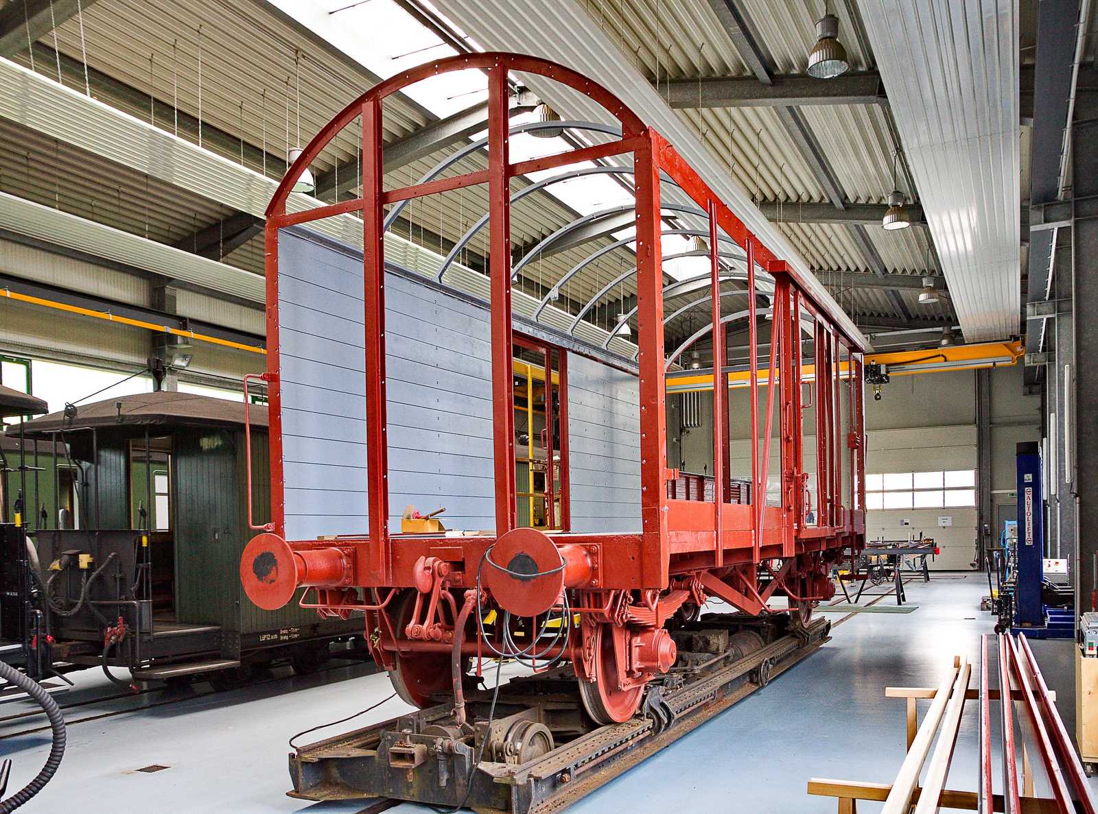 In der Ausstellungs- und Fahrzeughalle in Jöhstadt erhält derzeit ein regelspuriger Güterwagen der Bauart „Oppeln“ eine neue Holzbeplankung.