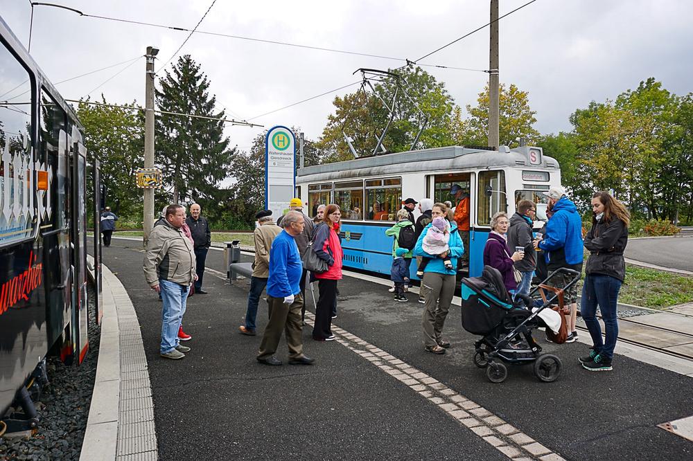 Am 3. Oktober fand am Gleisdreieck Waltershausen ein Aktionstag für die Thüringerwaldbahn statt. Mehrere hundert Gäste nutzten das Angebot, sich bei einem Imbiss zu informieren, eine Petition zu unterschreiben und eine Fahrt mit einem historischen Fahrzeug zu unternehmen. Dazu pendelten Tw 39 und der Zug aus Tw 43 und Bw 93 nach Tabarz.