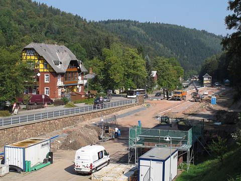 Auf dem alten und neuen Gleisfeld des Endbahnhofes Kurort Kipsdorf waren am 14. September 2016 noch ausschließlich Bagger und Lkw anzutreffen. Das Stellwerk im Hintergrund hat einen neuen Anstrich erhalten, der sich an den ursprünglichen Farben orientiere.