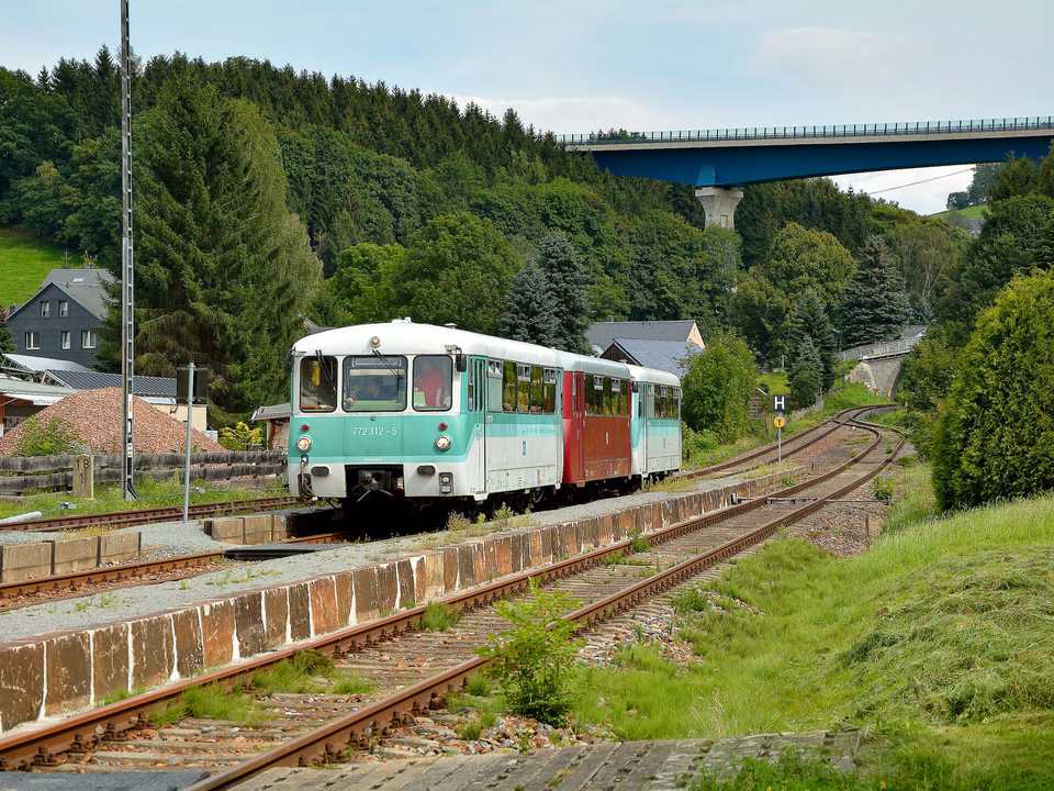 Mit dem Bahnhof Markerdorf verbinden Eisenbahnfreunde im Allgemeinen lediglich das historische Eisenbahnviadukt der BSg-Linie. Doch seit mehreren Jahren gehört auch die Brücke der Umgehungsstraße zum Ortsbild – und macht sich als Bildhintergrund doch eigentlich gar nicht ganz so schlecht.