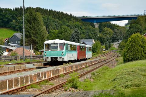 Mit dem Bahnhof Markerdorf verbinden Eisenbahnfreunde im Allgemeinen lediglich das historische Eisenbahnviadukt der BSg-Linie. Doch seit mehreren Jahren gehört auch die Brücke der Umgehungsstraße zum Ortsbild – und macht sich als Bildhintergrund doch eigentlich gar nicht ganz so schlecht.
