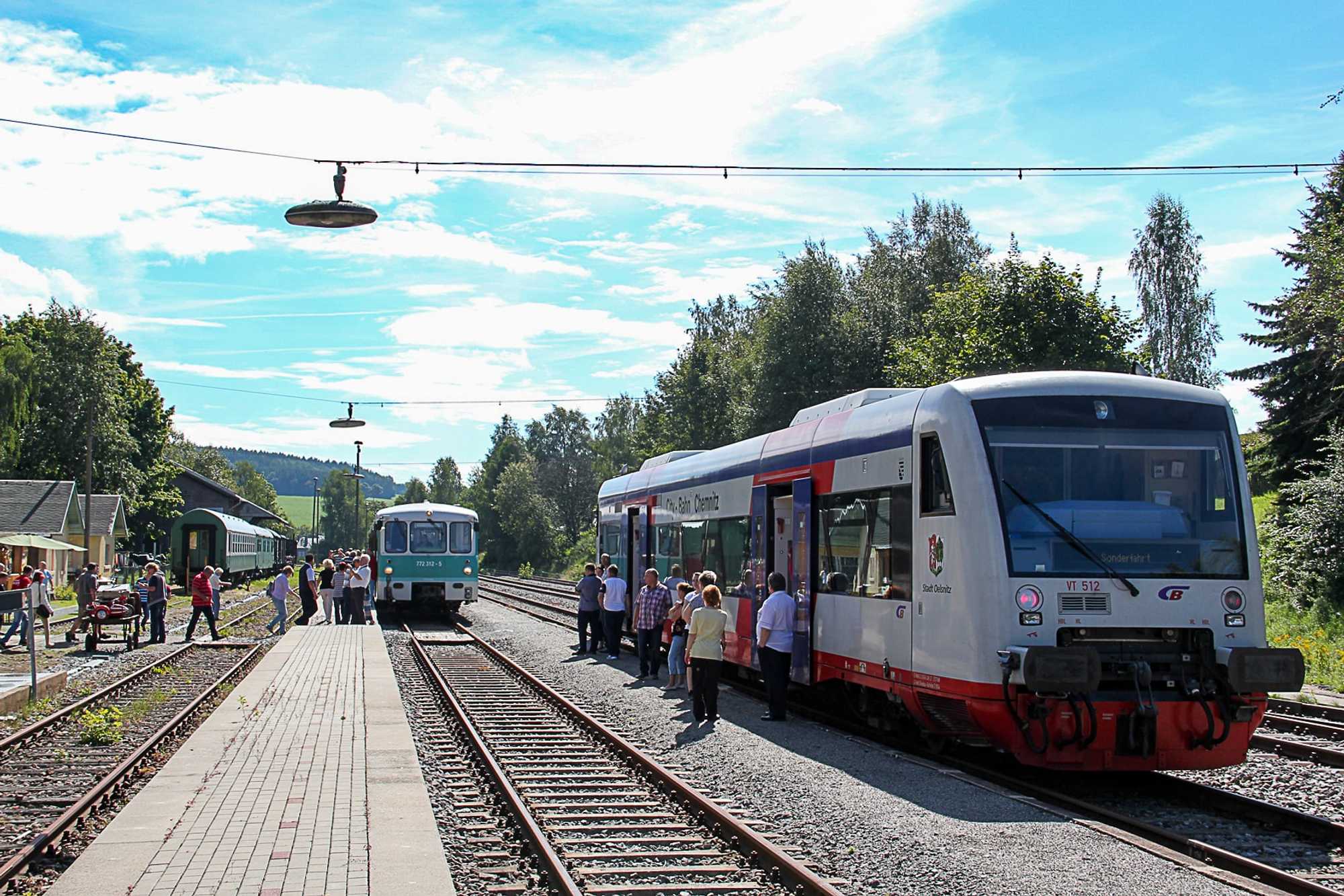 Alt und Neu im Bahnhof Schlettau (Erzgeb): Neben den Fahrgästen der Aussichtsbahn freuten sich auch die Gäste einer Charterfahrt am 20. August über den herzlichen Empfang im „heimlichen Hauptbahnhof“ der Erzgebirgsbahn.