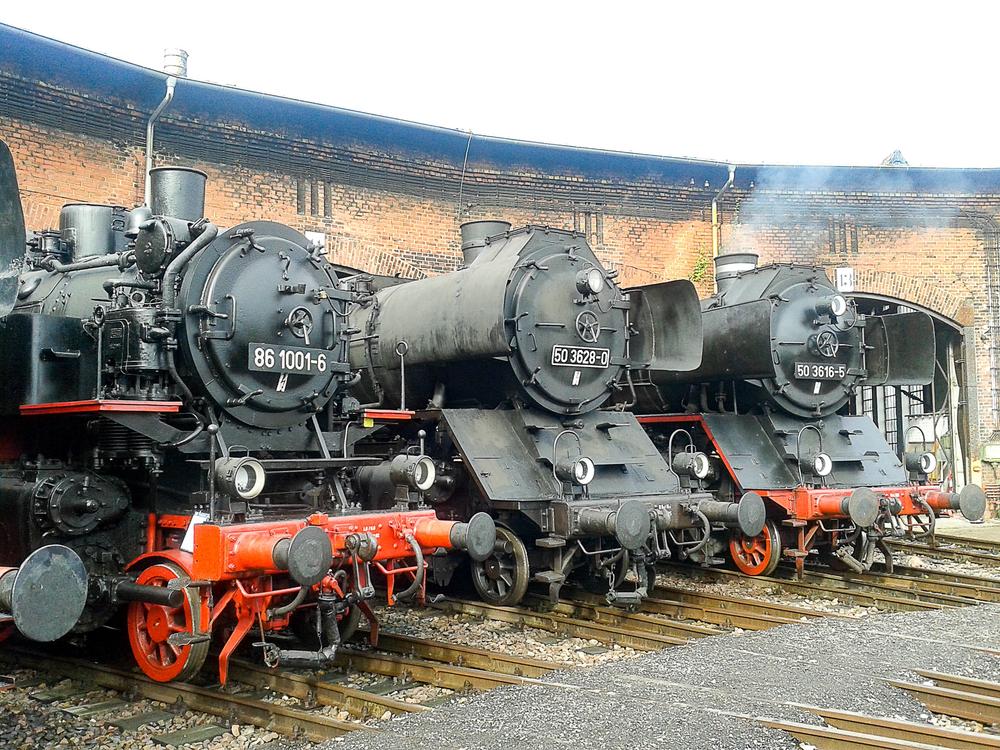 Beim 25. Heizhausfest in Chemnitz-Hilbersdorf trafen drei typischen Erzgebirgsdampflokomotiven zusammen - ganz rechts 50 3616-5 des VSE aus Schwarzenberg.