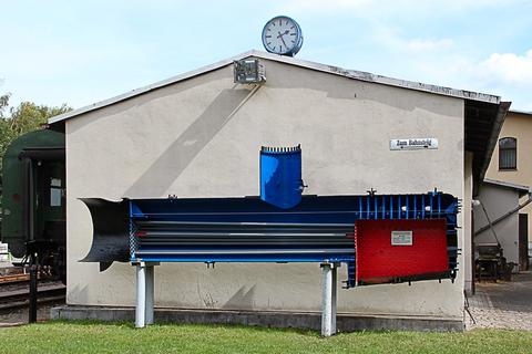 Eine Hälfte des 1964 gebauten Nachbaukessels der Schmalspurdampflok 99 582 demonstriert den Besuchern des Eisenbahnmuseums Schwarzenberg seit September 2002 den prinzipiellen Aufbau eines Dampferzeugers. In den vergangenen Wochen erhielt die Kesselhälfte einen neuen Anstrich.