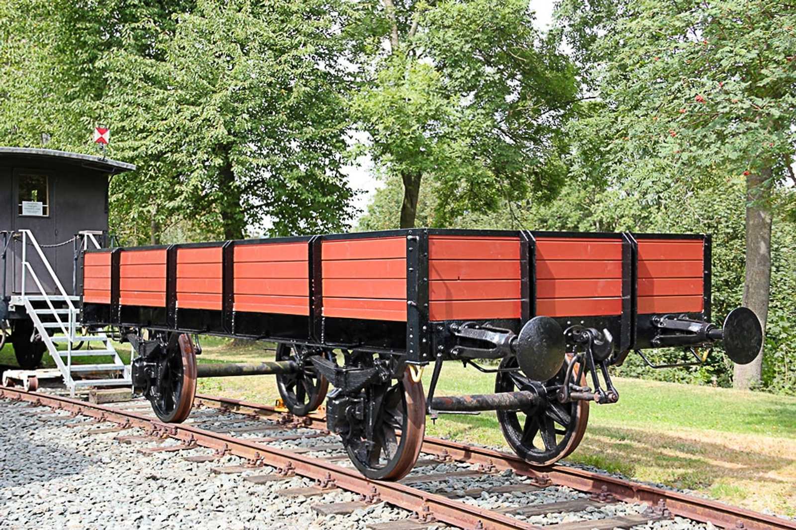 Der Niederbordwagen 46a hat im Sommer neue Bretter und einen neuen Anstrich bekommen. Anfang September präsentierte er sich im Eisenbahnmuseum Schwarzenberg aber
noch ohne Beschriftung.
