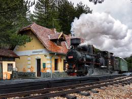 Durch den Filmbahnhof Golubici („Das Leben ist ein Wunder“) an der schmalspurigen Gebirgsbahn „Sargan Acht“ in Serbien fährt am 11. März 2016 die 83 052 (Jung/1923)