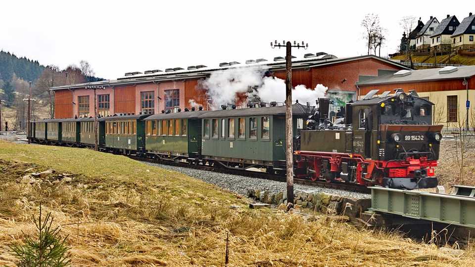 Zu Ostern gab es auf der Museumsbahn nach Steinbach eine Premiere: Erstmals verkehrte ein aus sieben Sitzwagen und einem Gepäckwagen gebildeter regulärer Zug, ihn führte 99 1542-2.