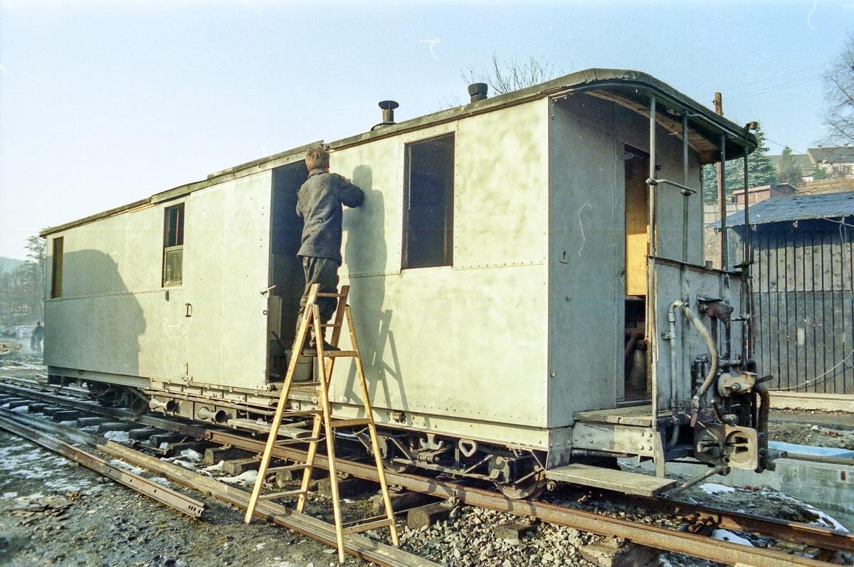 Im März 1992 sandstrahlten Vereinsmitglieder der IG Preßnitztalbahn e. V. den Gepäckwagen 974-331 in Jöhstadt. Anschließend grundierten und lackierten sie ihn neu.