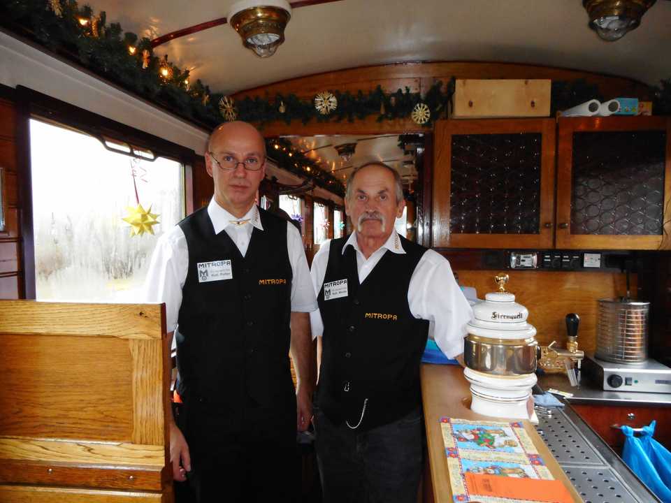 Reinfried Polter und Hans-Dieter Weide vom Eisenbahnfreundeskreis Westsachsen bewirtschafteten am ersten Adventswochenende den Buffetwagen 970-458. Anlässlich „100 Jahre MITROPA“ (gegründet am 24. November 1916) trugen sie dabei stilechte Uniformen.
