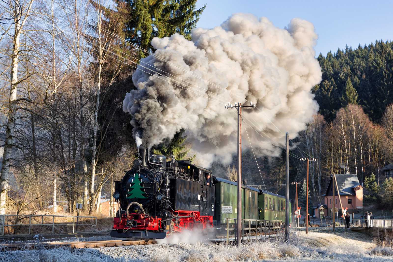 Am 3. Dezember 2016 sorgte Raureif im Erzgebirge für winterliches Flair. Als die Dampflok 99 1715-4 an diesem Tag mit dem ersten Personenzug des Tages Schmalzgrube in Richtung Jöhstadt verließ, entwickelte sie aufgrund der Minusgrade einen beeindruckenden Dampfpilz.