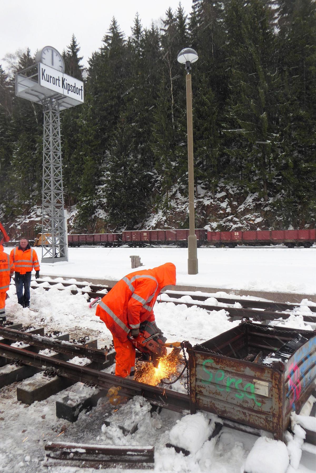 Am 1. Dezember 2016 passten die Gleisbauer in Kipsdorf auf Gleis 1 das letzte zuvor fehlende Schienenstück des Bahnhofes ein.