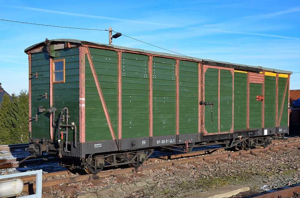 Der ex Thumer Bahndienstwagen 97-09-81 wird von der SDG derzeit in Cranzahl restauriert. Dazu erhält er seinen grünen Anstrich zurück.