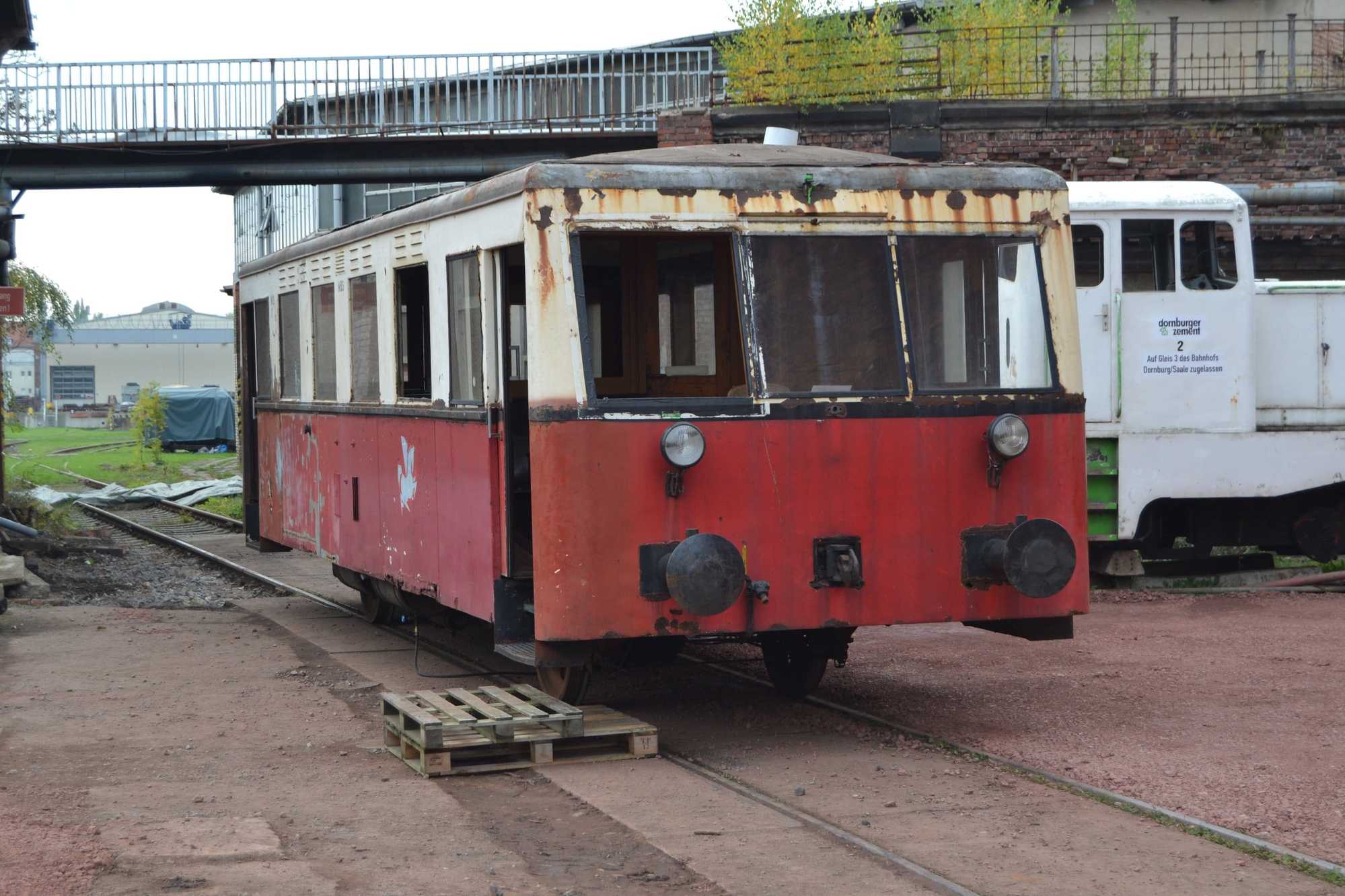 Am 17. Oktober präsentierte die IG Hirzbergbahn e. V. dem Gothaer Oberbürgermeister ihren Neuzugang im Regelspurbereich: Den 1934 in Gotha gebauten Triebwagen T 101, den die IGHB aus Wunstorf in Niedersachsen an seinen Herstellungsort in Thüringen zurückgeholt hatte.