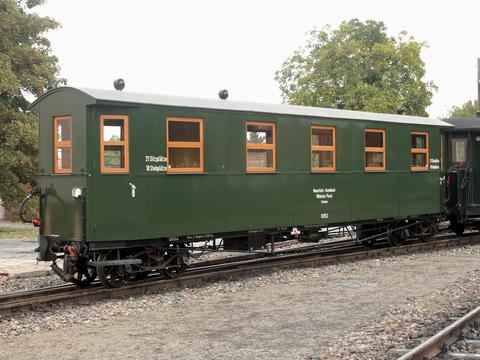 Der am 30. September 2016 vom Mansfelder Bergwerksbahn e. V. in Betrieb genommene originale Mansfeld-Wagen 0052 wurde 1901 in Breslau gebaut. In den 1950er Jahren ließ das Mansfeld-Kombinat seine Fenster verbreitern. Damit weicht er vom ebenfalls erhaltenen Schwesterwagen 0056 etwas ab.