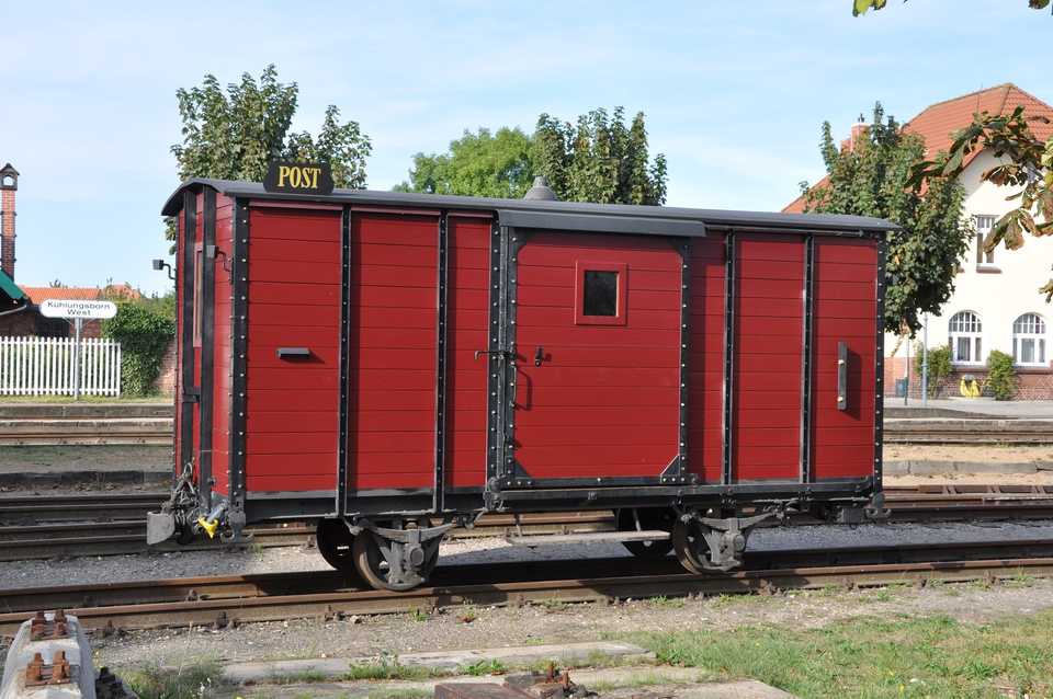 Der mit neuem Holz beplankte Postwagen Nr. 71 am 24. September 2016 in Kühlungsborn West.