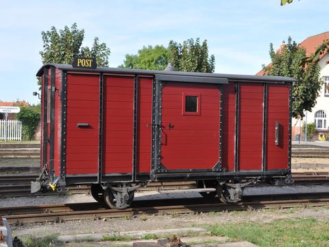 Der mit neuem Holz beplankte Postwagen Nr. 71 am 24. September 2016 in Kühlungsborn West.