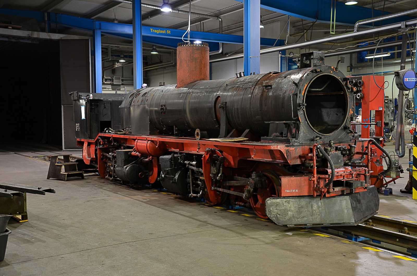 In der RVE-Werkstatt Marienberg hat die betriebsfähige Aufarbeitung von 99 516 der Museumsbahn Schönheide e. V. begonnen. Am 4. Oktober 2016 waren bereits verschiedene Baugruppen der Lok demontiert.