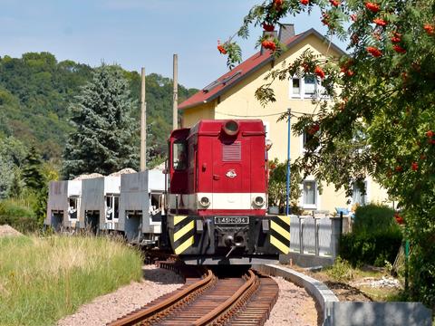 Auf der Weißeritztalbahn half ein von der Diesellok L45H-084 geführter Schotterzug am 19. August zwischen Ulberndorf und Obercarsdorf beim Gleisbau – mehr siehe Seiten 24/25.