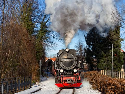 Seit dem 3. Dezember gilt bei den Harzer Schmalspurbahnen der Winterfahrplan. Am 9. Januar war die 60-jährige Neubaulok 99 7243-1 vor der Westerntorkreuzung in Wernigerode auf dem Weg zum Brocken.
