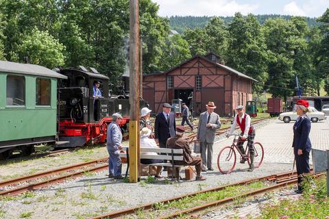 Am 16. Juli 2016 gab es zum 6. Fototag im Sächsischen Schmalspurbahn-Museum Rittergrün diese lebendige Szene vor 99 579 zu erleben, die Dominik Dietrich eingefangen hat; im Hintergrund der dreiständige Lokschuppen.