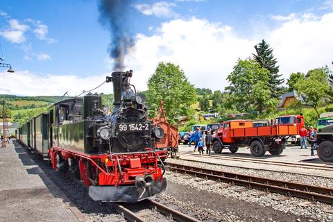 Das „11. Jöh­städ­ter Old­tim­er­fest“ bot wie­der jede Men­ge inter­es­san­te Begeg­nun­gen zwi­schen den his­to­ri­schen Fahr­zeu­gen der Schie­ne und der Stra­ße. Die Ver­an­stal­ter begrüß­ten auf der Lade­stra­ße im Bahn­hof Stein­bach mehr als 150 Fahr­zeug-Teil­neh­mer.