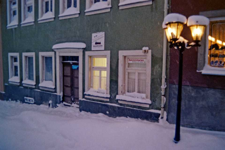Winterliche Außenansicht der Geschäftsstelle „Am Markt 182“ im Februar 1993. [Foto nicht in der Printausgabe]