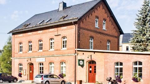 Seit Ende 1999 befindet sich die Vereinsgeschäftsstelle im seitlichen Anbau des Jöhstädter Empfangsgebäudes hinter den zwei Fenstern neben der Tür.