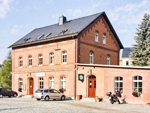 Seit Ende 1999 befindet sich die Vereinsgeschäftsstelle im seitlichen Anbau des Jöhstädter Empfangsgebäudes hinter den zwei Fenstern neben der Tür.