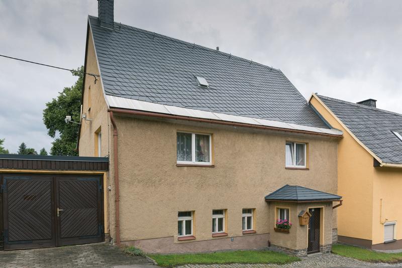 Das Wohnhaus Dürrenberg 106 in Jöhstadt im Juli 2016; hinter den zwei Fenstern neben dem Eingang befand sich 1991 das erste Büro des Vereins.