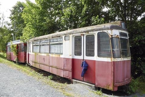 Am Bahnhof Klingenthal im Vogtland erinnern diese beiden Fahrzeuge an die Schmalspurbahn nach Sachsenberg-Georgenthal. Der ET im Hintergrund gehörte dazu einst der Reichsbahn!