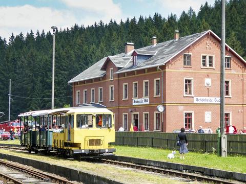 Von Schönheide Süd (bis 1950 Wilzschhaus) fährt an mehreren Wochenenden im Jahr der „WEX“ nach Hammerbrücke. Dafür stehen umgebaute Skl zur Verfügung.