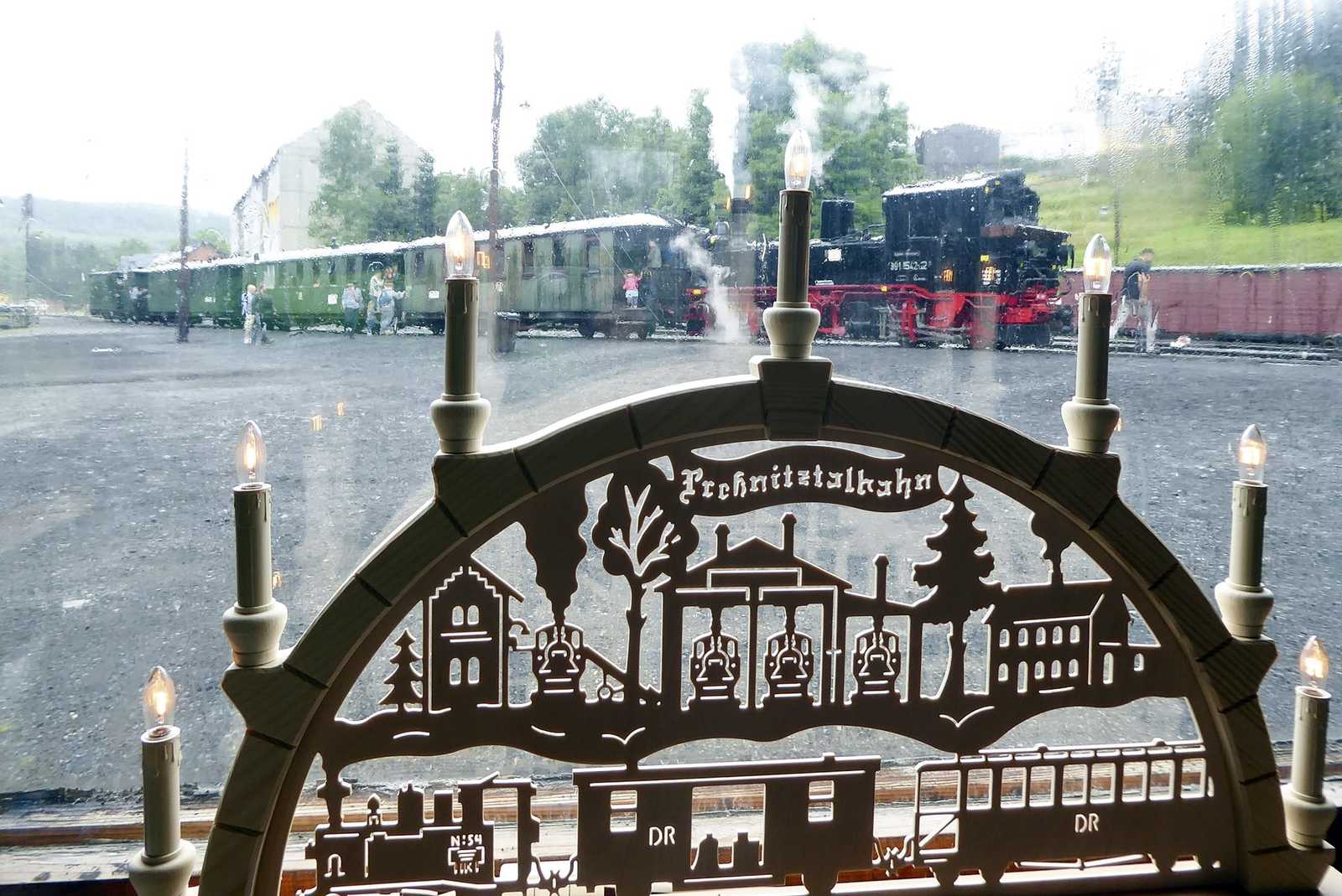 Bei der Preßnitztalbahn in Jöhstadt ist keinesfalls das ganze Jahr über Weihnachten – aber die im Ort angefertigten Schwibbögen mit Motiven der Museumsbahn können hier auch im Sommer gekauft werden.