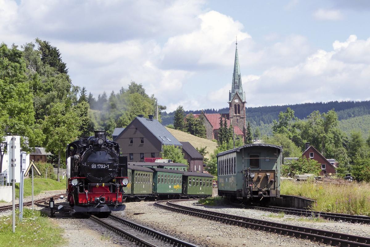 Der Bahnhof Hammerunterwiesenthal wenige Meter neben der Bundesstraße 95 ist nicht nur zum Fotografieren geeignet, sondern bietet sich auch als Ausgangspunkt für gemütliche Mitfahrten an.